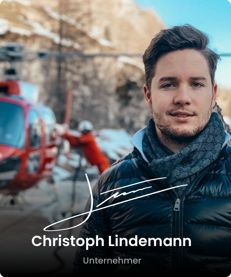 Christoph Lindemann vor einem Helikopter